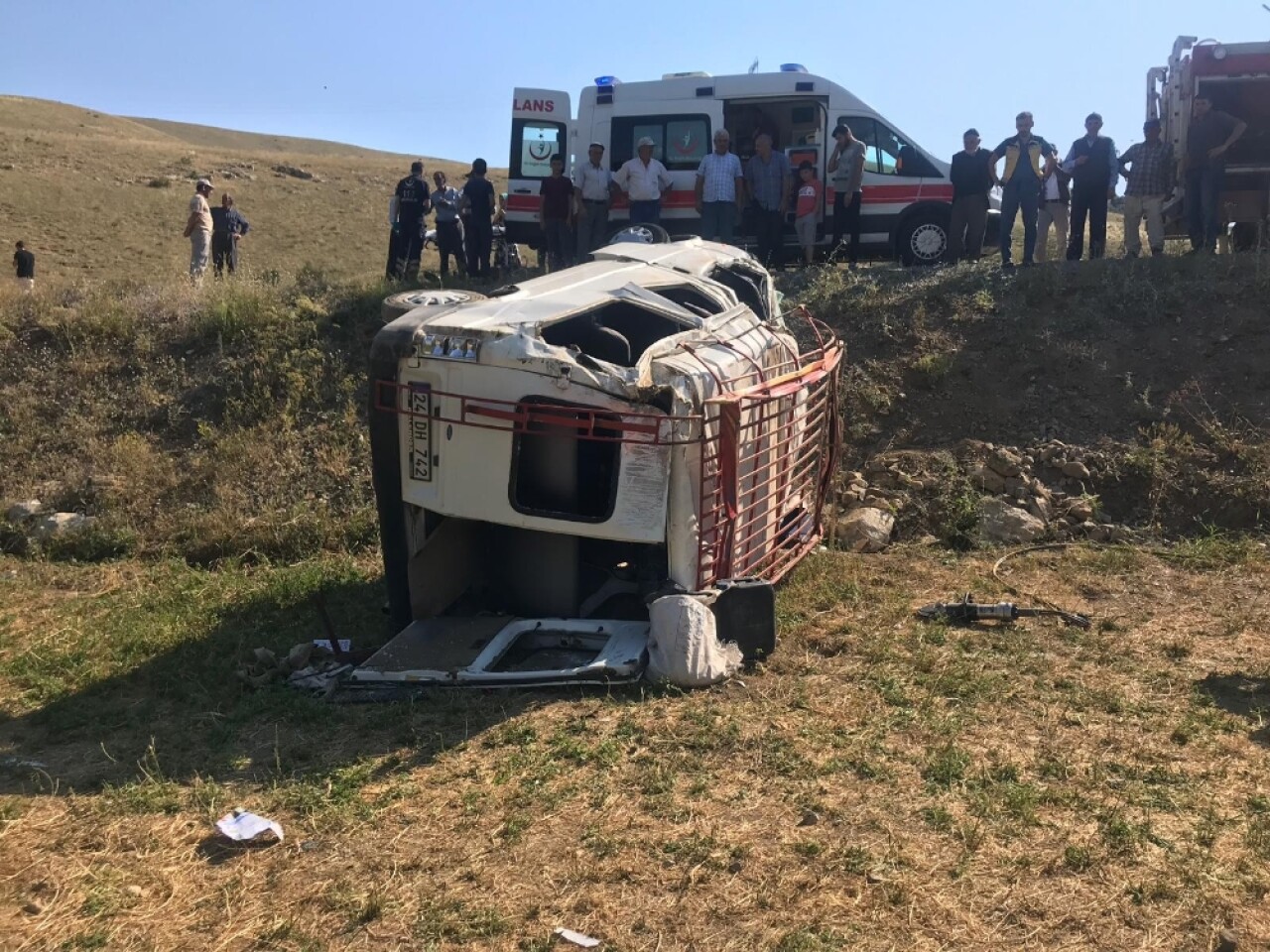 Minibüs şarampole devrildi: 1 ölü, 18 yaralı