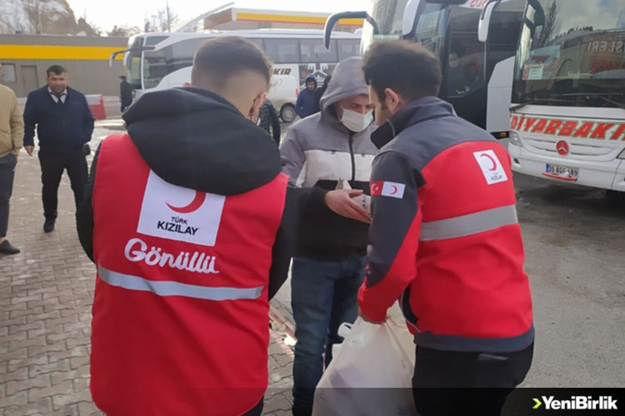 Sivas'ta tipinin geçmesini bekleyen yolculara Türk Kızılayından kumanya ve yemek