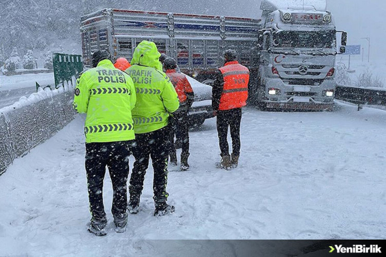 Bolu'da makaslayan tır ulaşımı aksattı