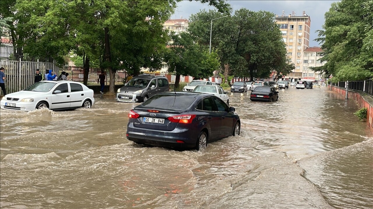 Elazığ'da sağanak etkili oldu