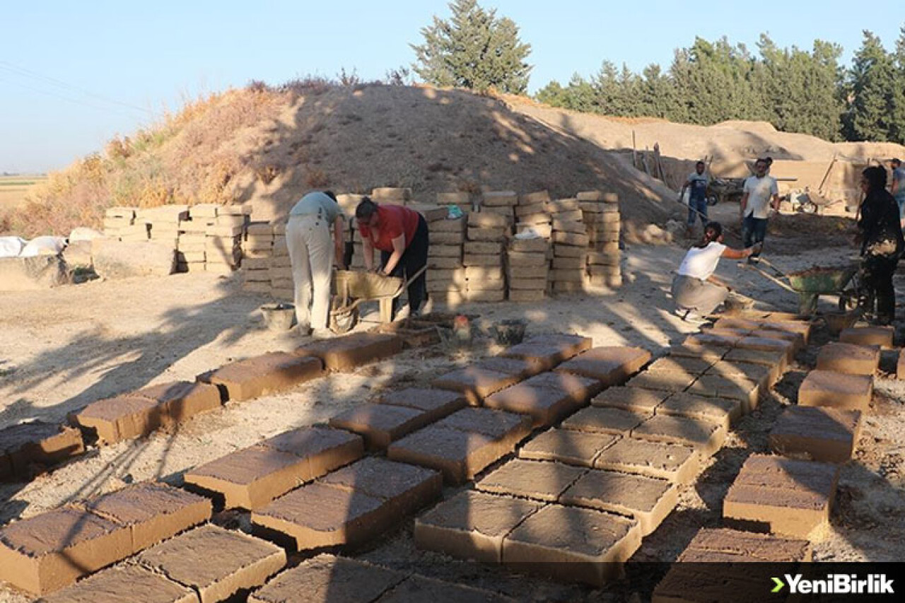 Hatay'da depremlerden etkilenen Aççana Höyük, geleneksel yöntemlerle onarılıyor