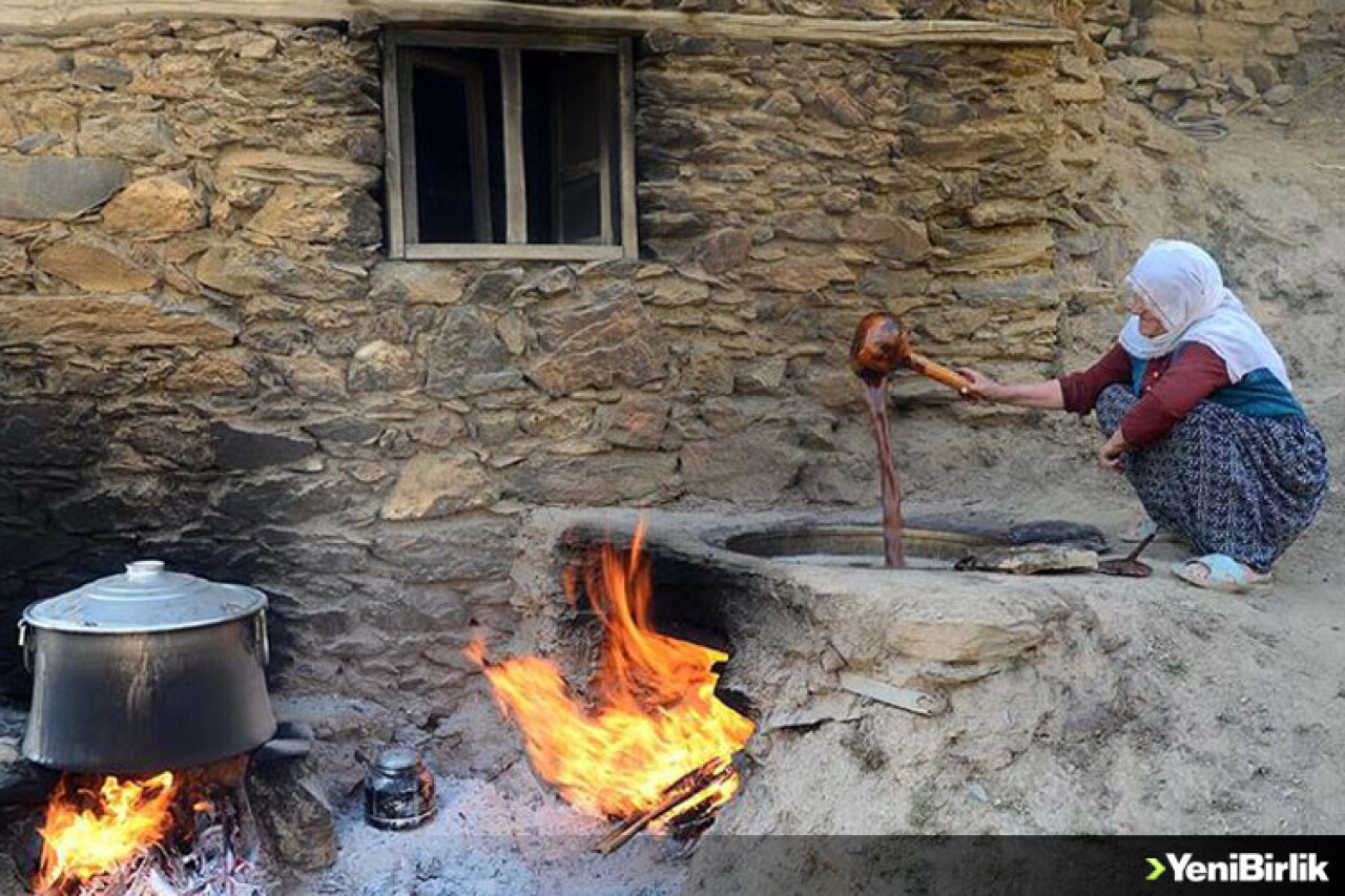 Geleneksel yöntemlerle üretilen pekmez kahvaltı sofralarını tatlandırıyor