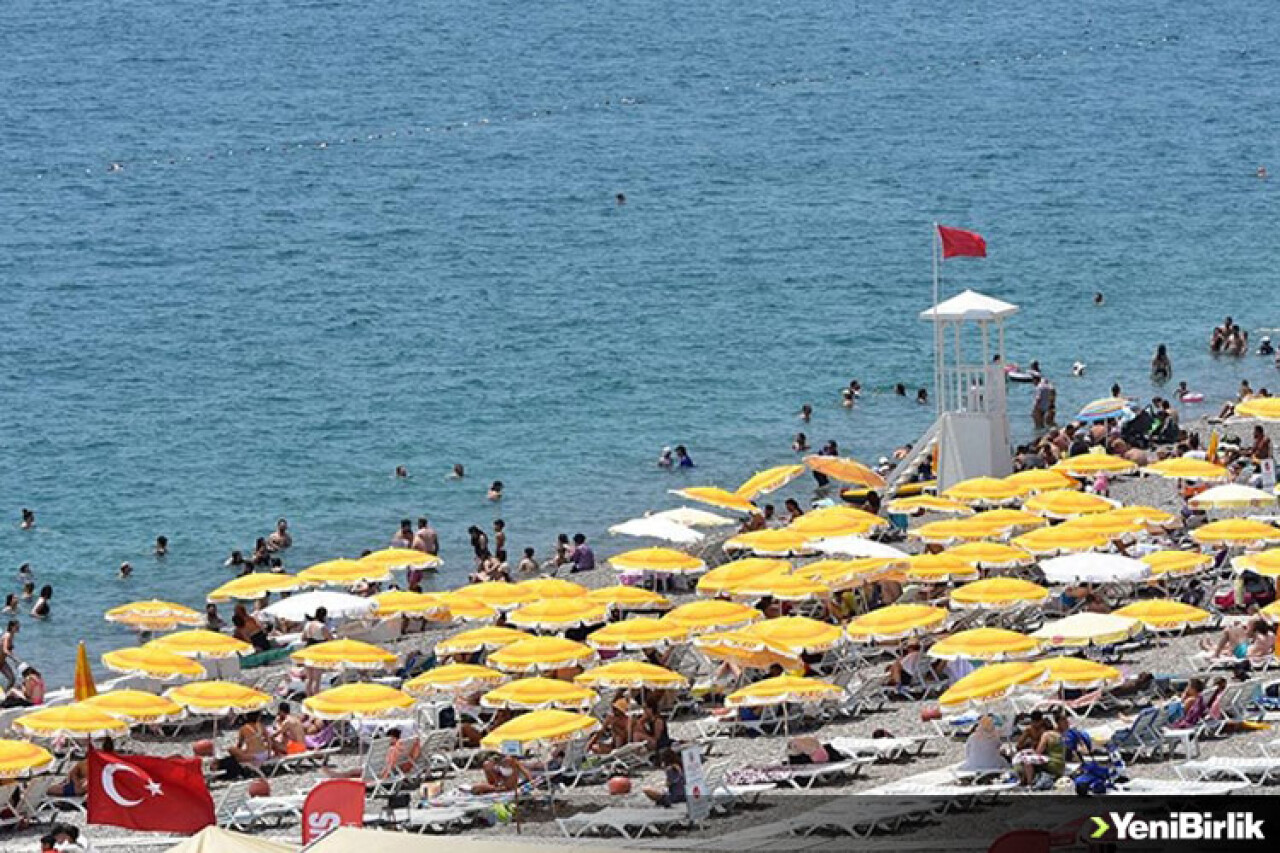 Antalya sahillerinde bayram yoğunluğu sürüyor