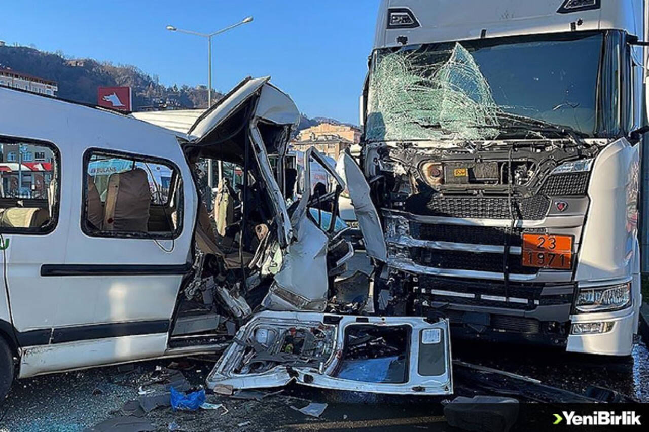 Rize'de okul servisi park halindeki tıra çarptı, 1 kişi öldü,13 kişi yaralandı