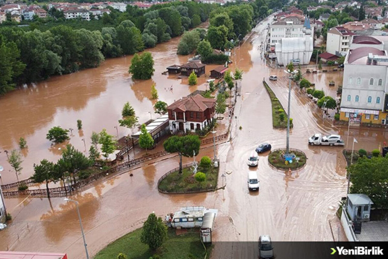 Bartın'da sel sularının çekildiği bölgelerde temizliğe başlandı