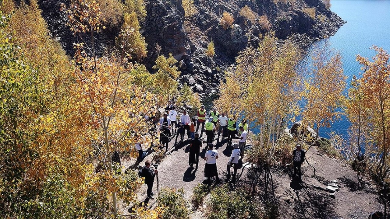 Doğaseverler Nemrut Krater Gölü çevresinde temizlik yaptı