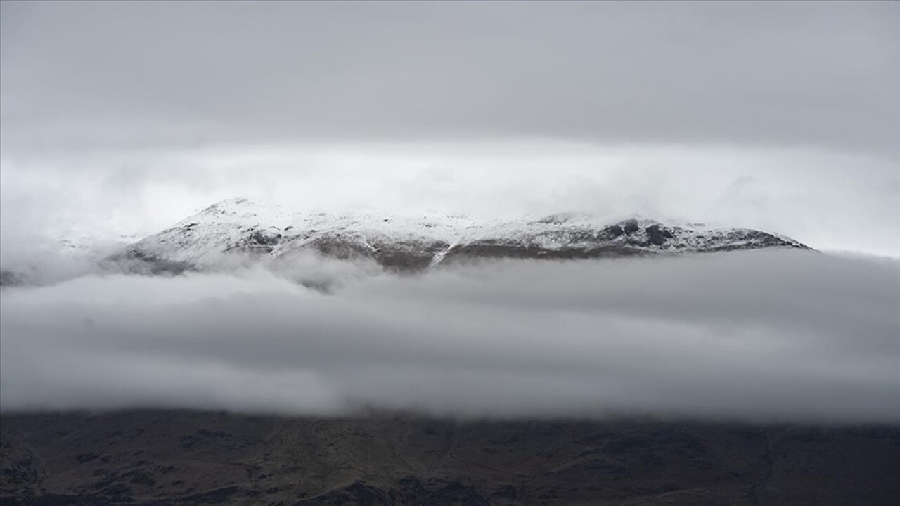 Tunceli'deki Munzur Dağları sis bulutlarıyla kaplandı