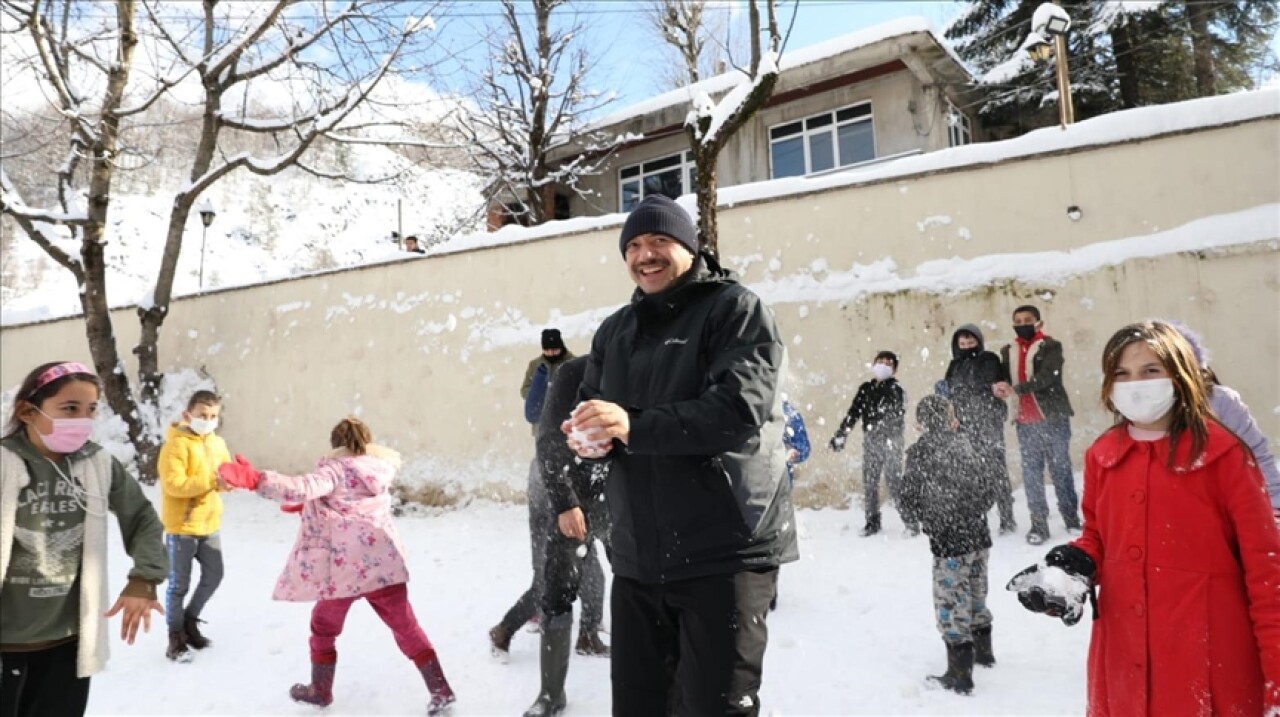 Sakarya Valisi Kaldırım, çocuklarla kar topu oynadı