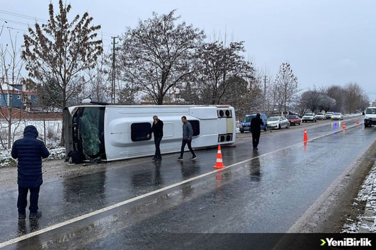 Kastamonu'da cenazeye gidenleri taşıyan otobüs devrildi