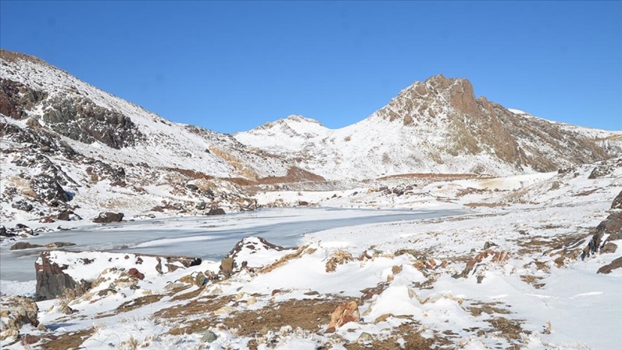 Hakkari'de Sat Buzul Gölleri'nin yüzeyi kısmen dondu