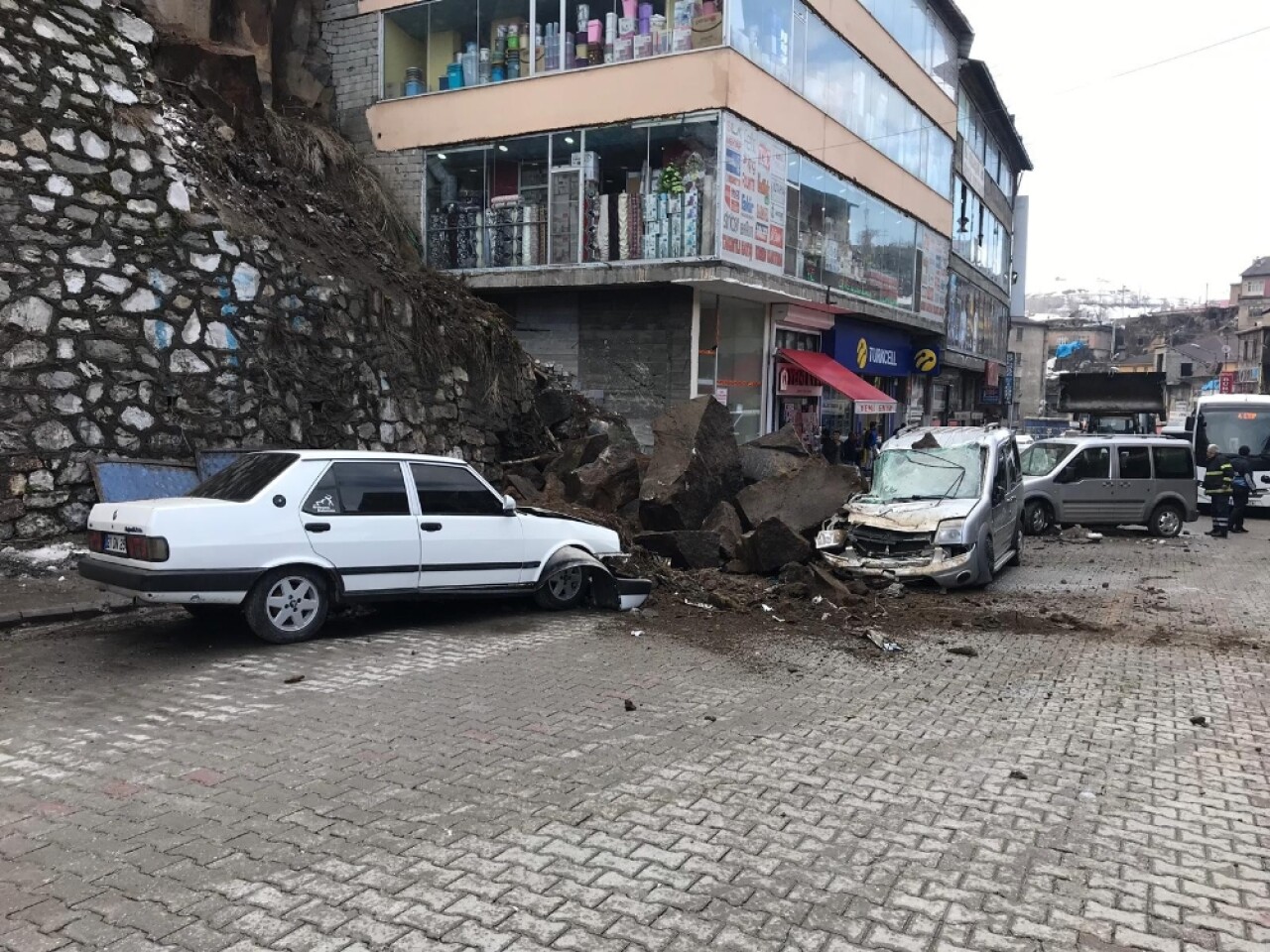 Araçların üzerine Kaya Parçaları Düştü