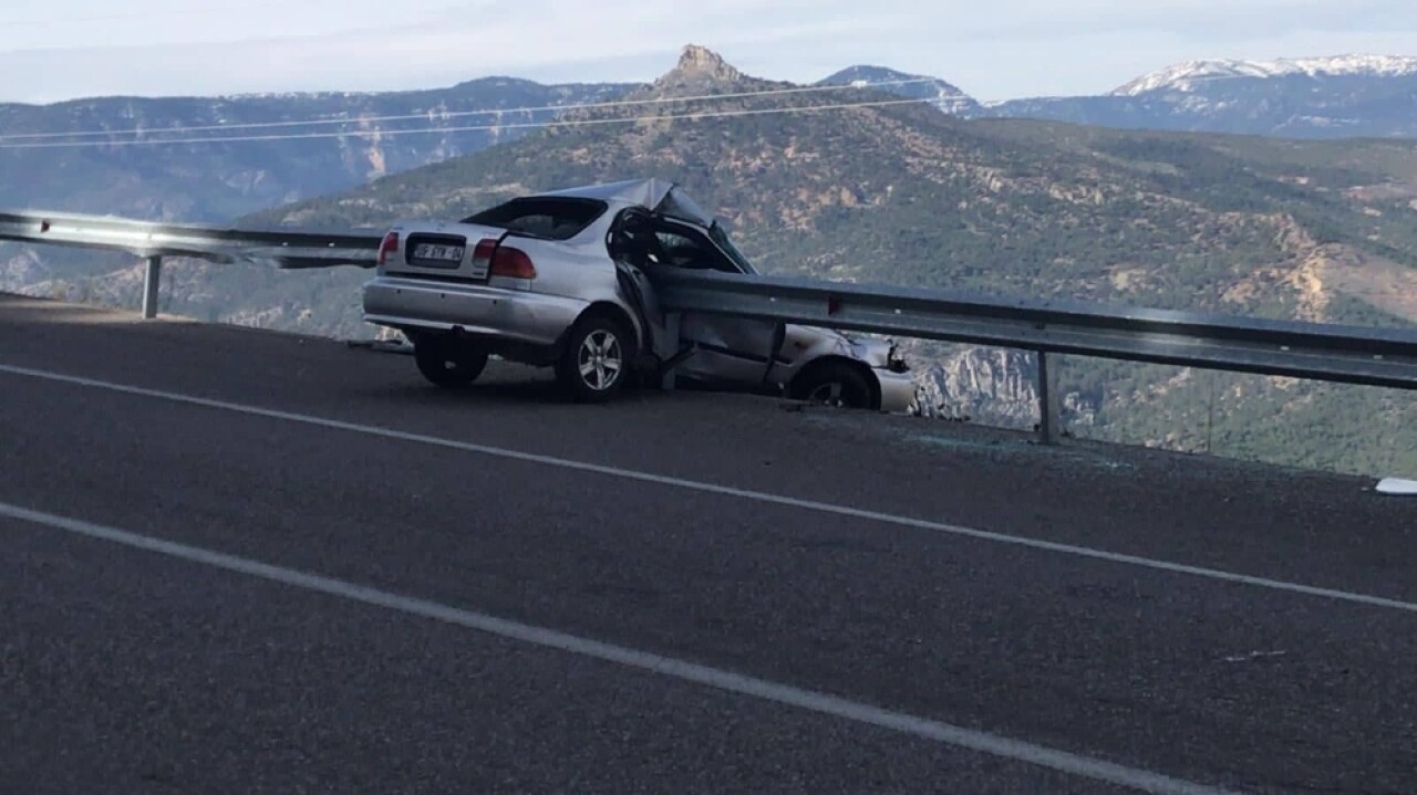 Bariyere Saplanan Otomobil Uçuruma Düşmekten Kurtuldu