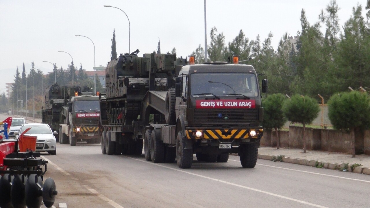 Sınıra askeri sevkıyat sürüyor