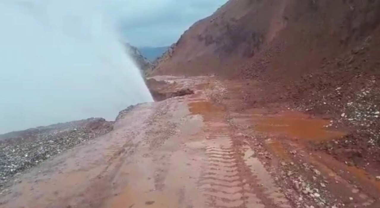 Siirt’te Toprak Kayması Su Hattını Patlattı