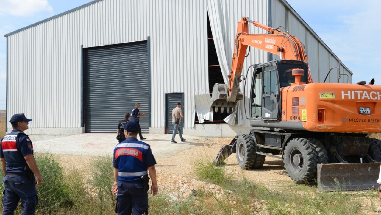 Kırsal mahallelerdeki 3 kaçak yapı yıkıldı