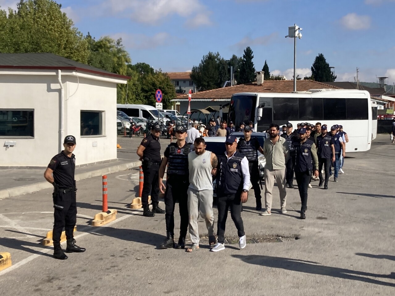 Gaziantep'te uzun namlulu silahlarla görüntülenen 12 şüpheli tutuklandı