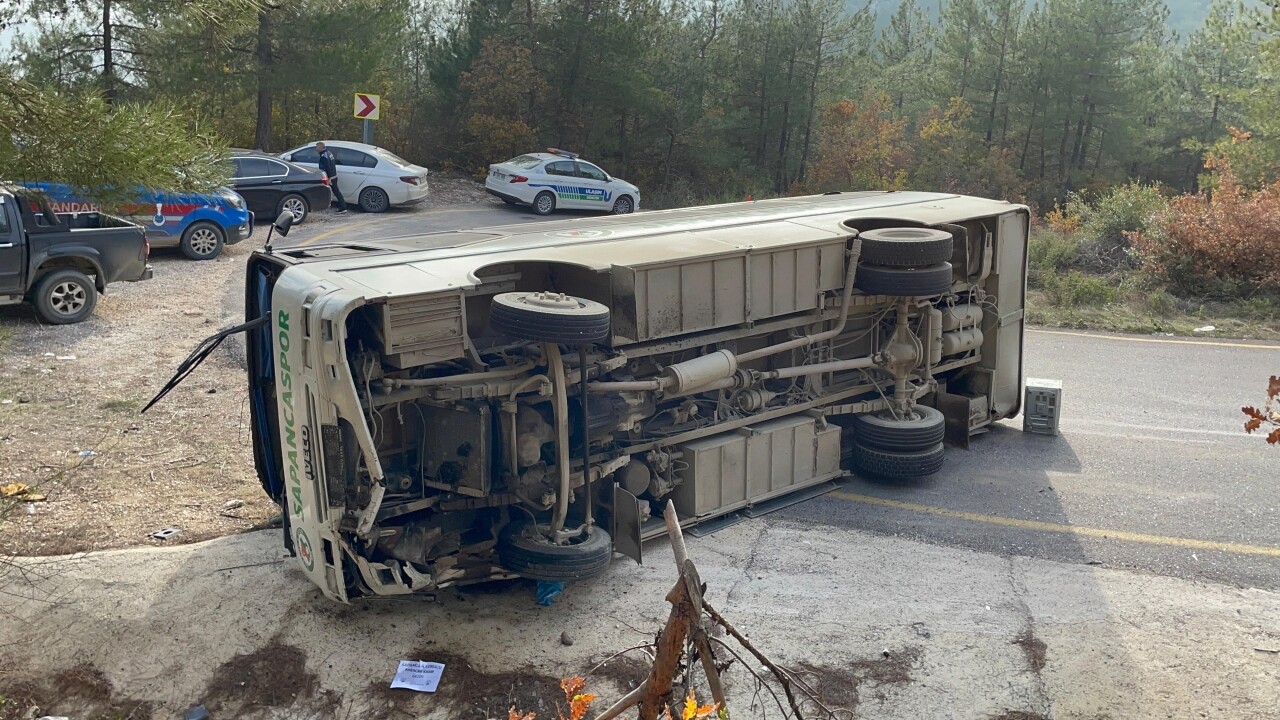 Sakarya'da ilkokul öğrencilerini taşıyan midibüs devrildi, 10 kişi yaralandı