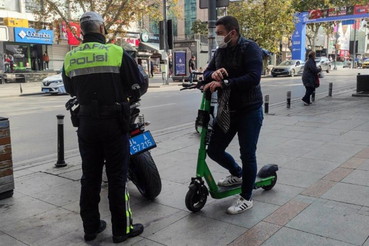 Kadıköy'de Denetimler Kapsamında 71 Skuter Toplandı