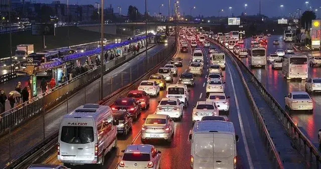 İstanbul'da canlı yol trafik yoğunluğu nasıl, Avrupa ve Anadolu Yakası'nda trafik ne durumda? 10