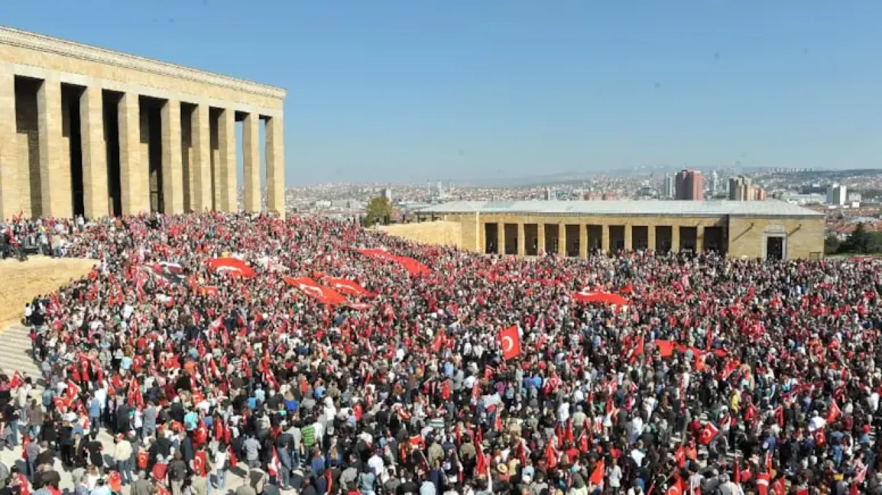 29 Ekim'de Türk bayrağını kapan Atatürk'e koştu 4