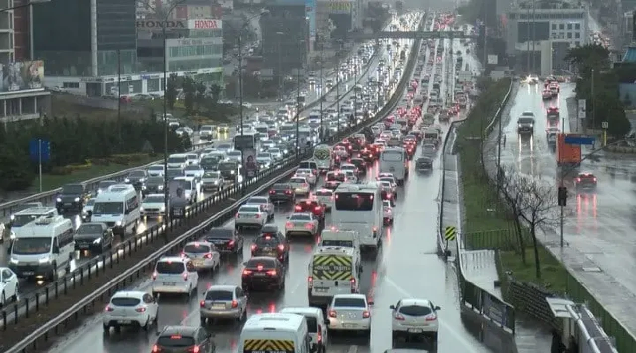 İstanbul'da canlı yol trafik yoğunluğu nasıl, Avrupa ve Anadolu Yakası'nda trafik ne durumda? 2