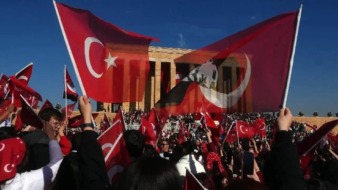 29 Ekim'de Türk bayrağını kapan Atatürk'e koştu 7