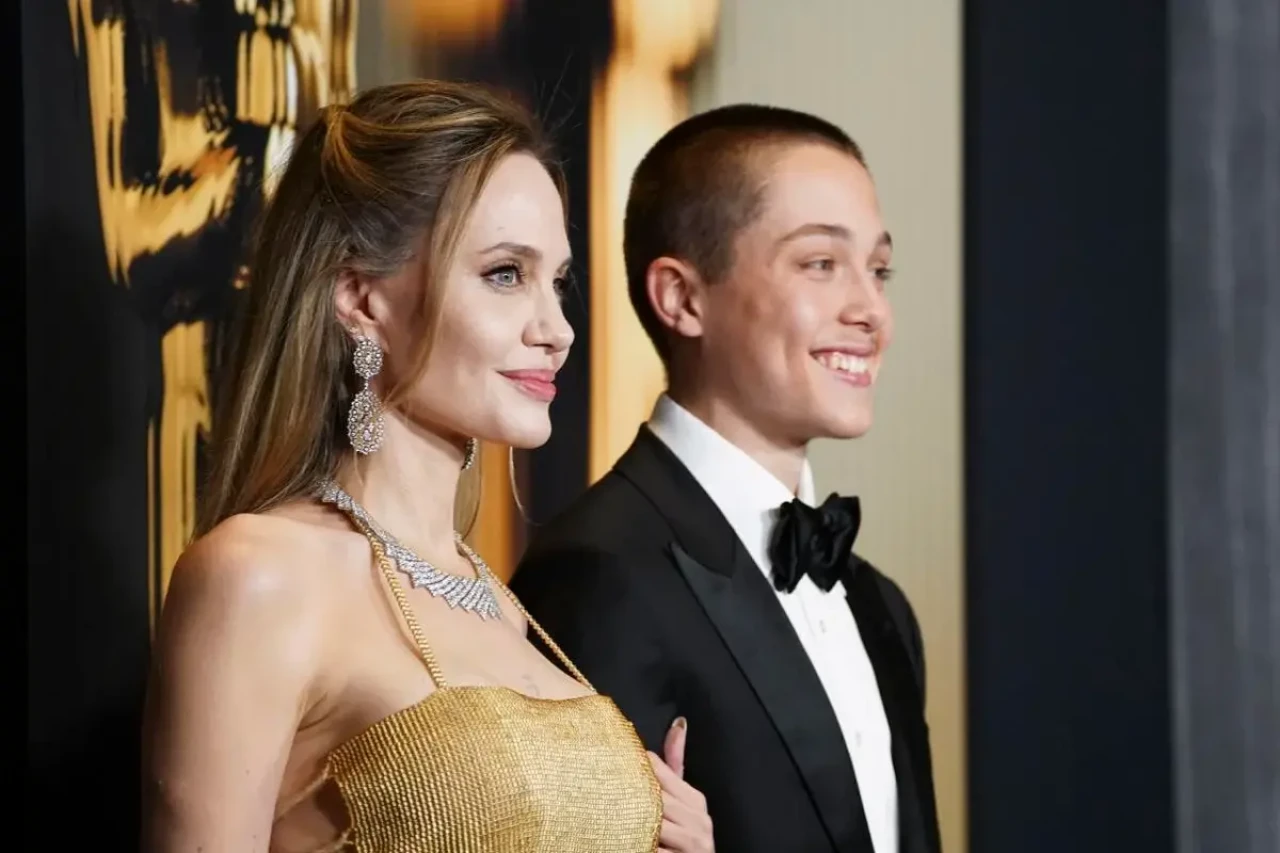 Angelina Jolie ile Brad Pitt’in oğulları büyüdü! Annesiyle kırmızı halıda yürüdü, “babasının kopyası” yorumları yağdı… 4