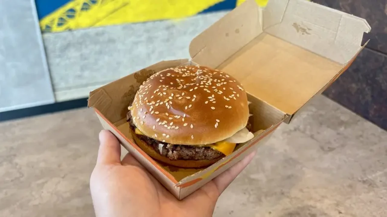 Ünlü fast food zincirinde şok! Hamburgerlerde koli basili çıktı! 5