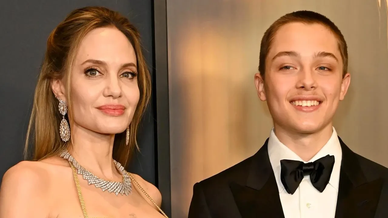 Angelina Jolie ile Brad Pitt’in oğulları büyüdü! Annesiyle kırmızı halıda yürüdü, “babasının kopyası” yorumları yağdı… 3