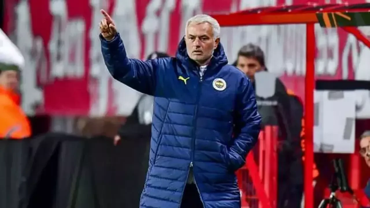 Jose Mourinho biletlerini kesti! Fenerbahçe'de 2 yıldız gönderiliyor 4