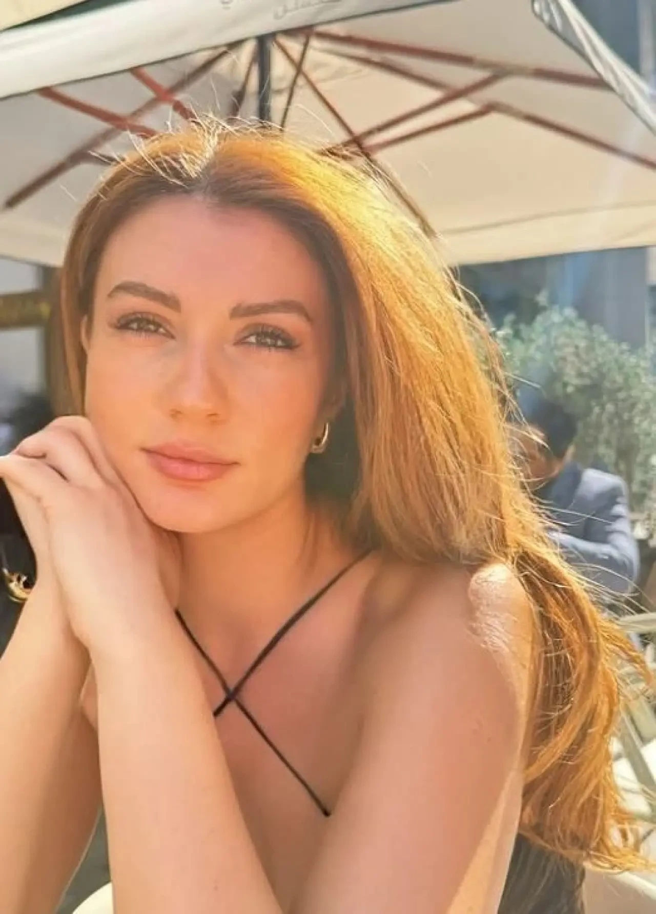 Burcu Özberk’in Dubai Pozları Olay Yarattı! Fit Fiziği ve Tarzıyla Göz Kamaştırıyor 5