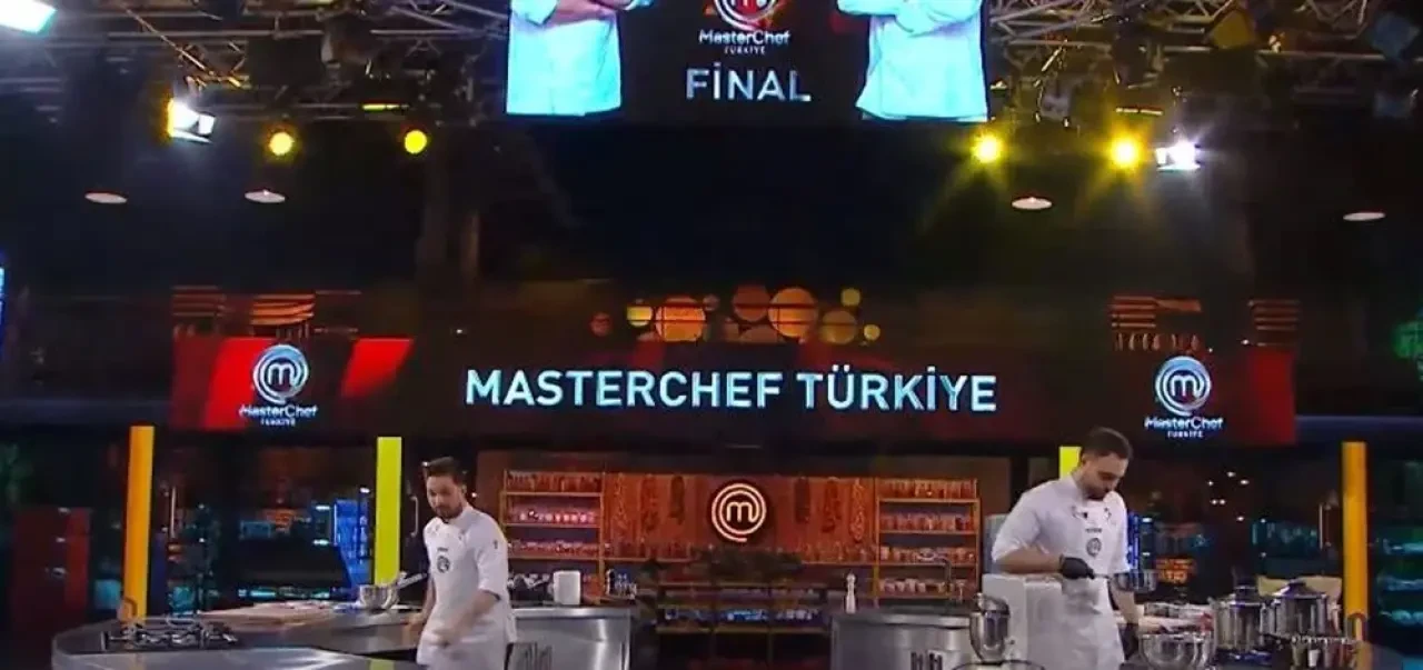 MasterChef’te Büyük Final! Onur Üresin Şampiyonluk Kupasını Kaldırdı! Canlı Yayındaki Büyük Final Nefes Kesti 7