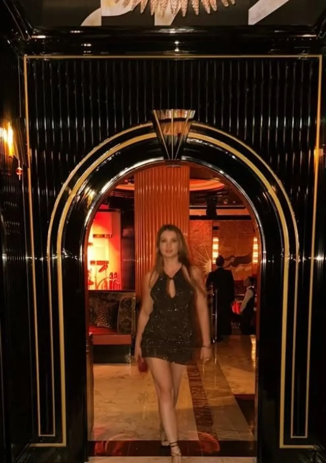 Burcu Özberk’in Dubai Pozları Olay Yarattı! Fit Fiziği ve Tarzıyla Göz Kamaştırıyor 6