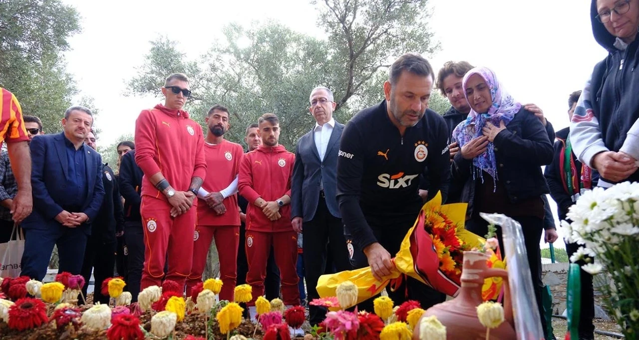 Galatasaraylı oyuncular ve teknik heyetten Yiğit’in mezarına ziyaret!