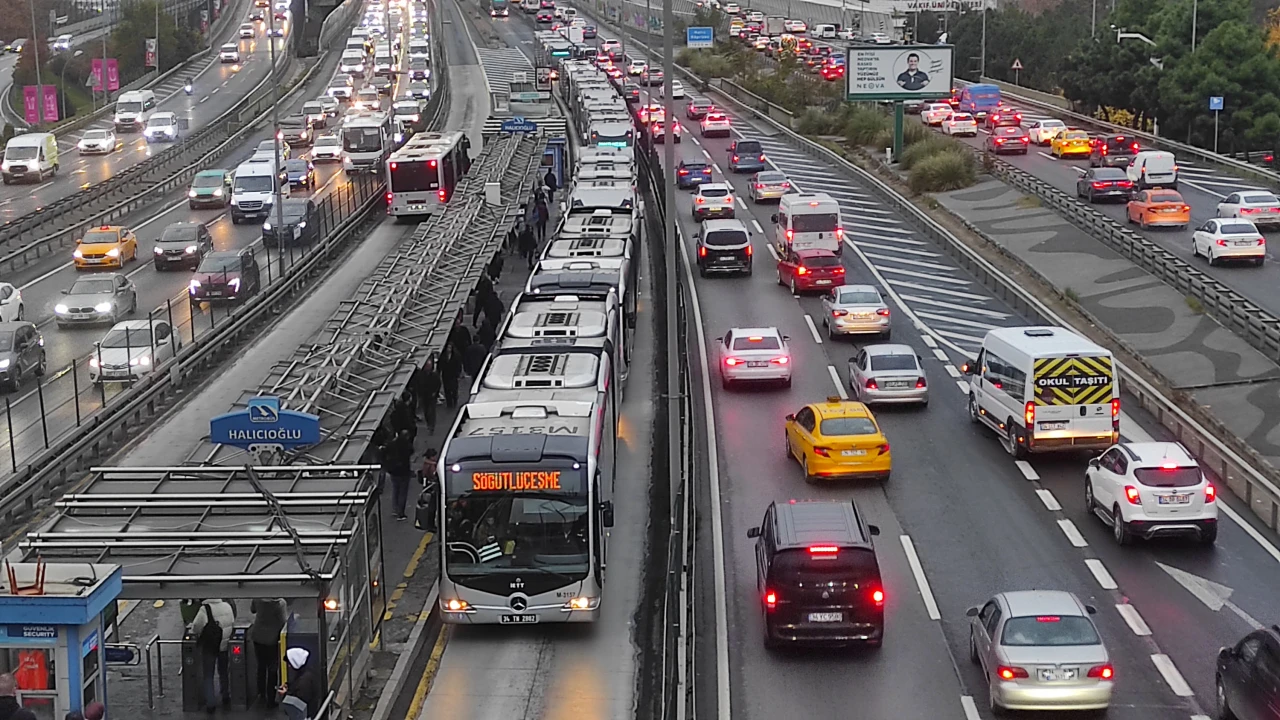 İstanbul trafik yoğunluğu ne durumda? 18 Kasım 2024 Pazartesi İBB Trafik anlık