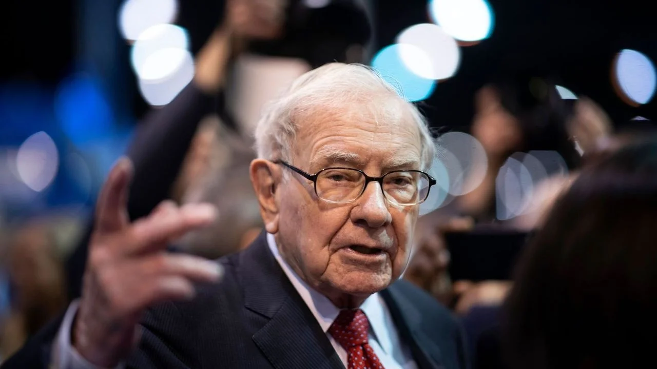 Warren Buffett Neden Apple Hissesi Satıyor? Vergi, Piyasa Koşulları ve Sürpriz Satışların Perde Arkası