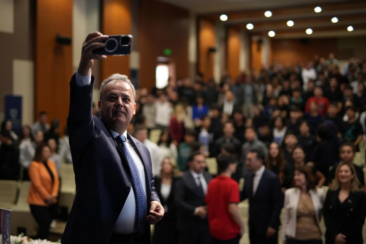 Modern Eğitim Kurumu'nun kariyer günleri Kaymakam Karacan'ı ağırladı