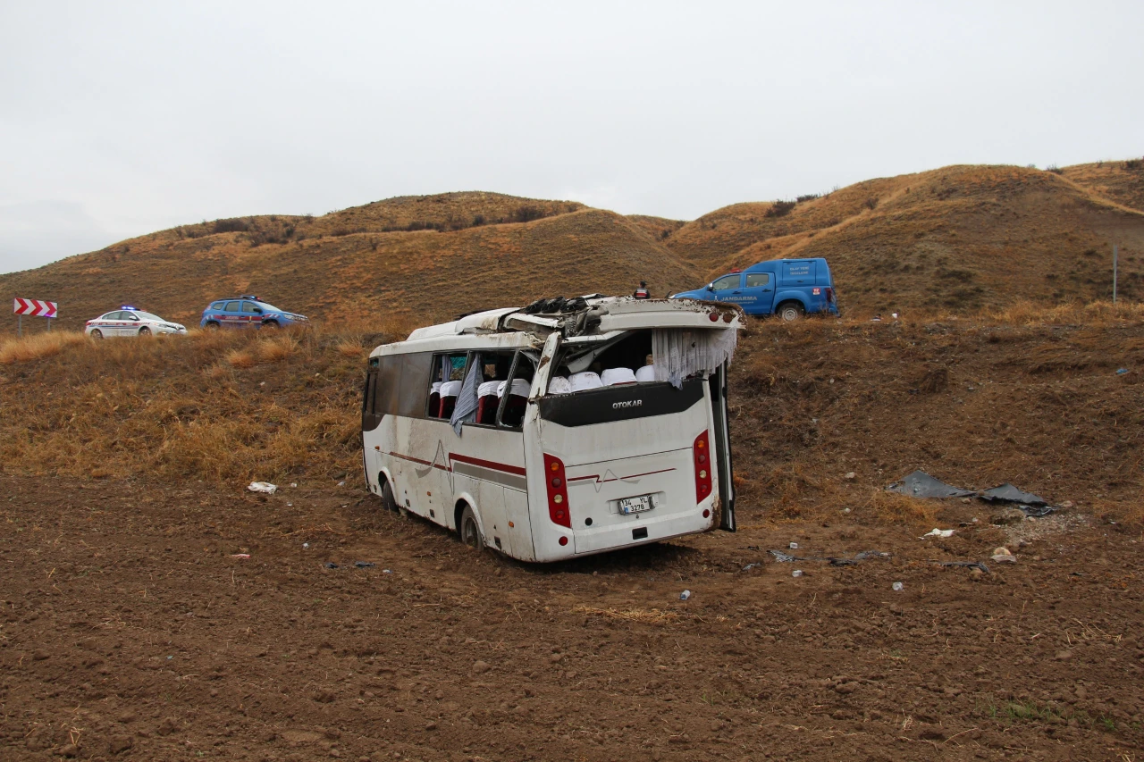 Çankırı'da feci kaza: Cenazeye giden midibüs şarampole devrildi, 29 kişi yaralandı