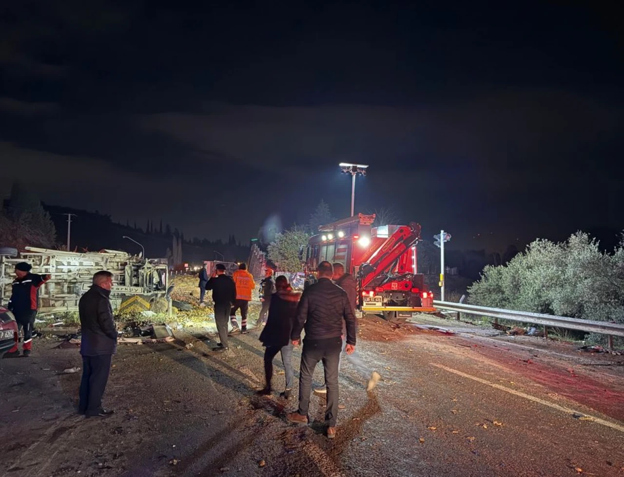 İzmir'de 6 araçlık zincirleme kaza: Ölü ve yaralılar var!