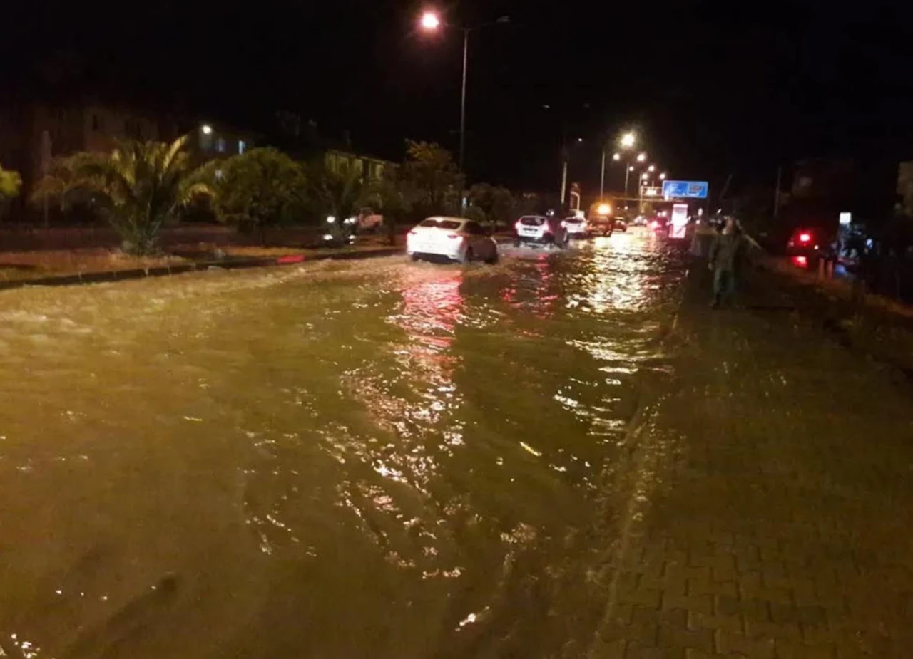 Nazilli’de sağanak yağış hayatı felç etti: başkan vatandaşlardan özür diledi