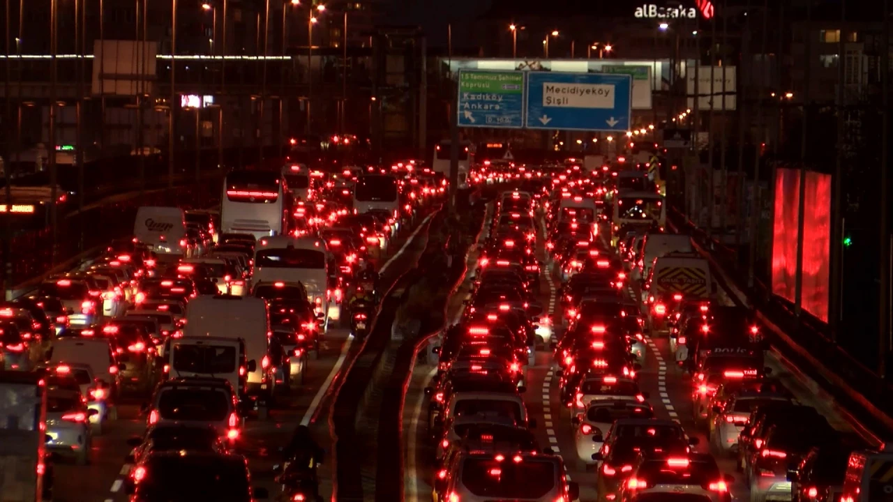 İstanbul'da cuma akşamı trafiği çileden çıkardı! İBB Trafik Yoğunluğu 22 Kasım Cuma