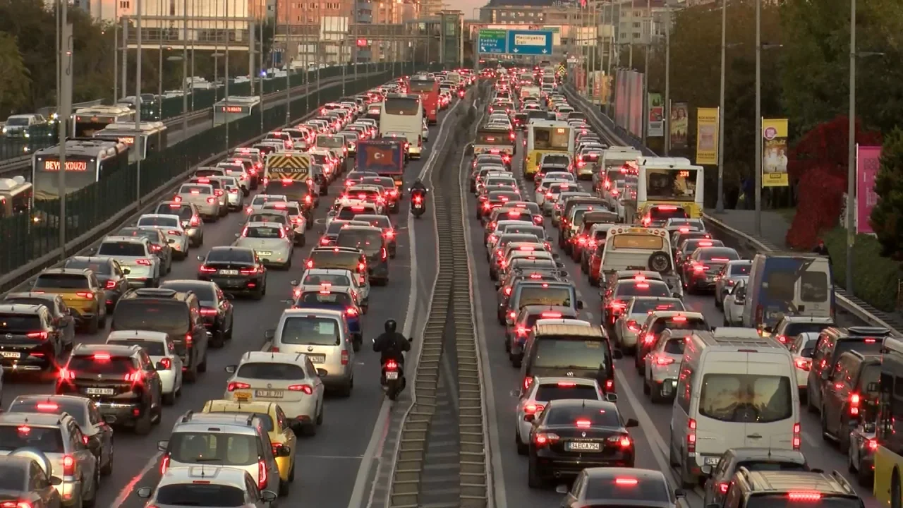 İstanbul'da cuma trafiği okul tatili ile birleşti, yoğunluk yüzde 82'ye ulaştı!