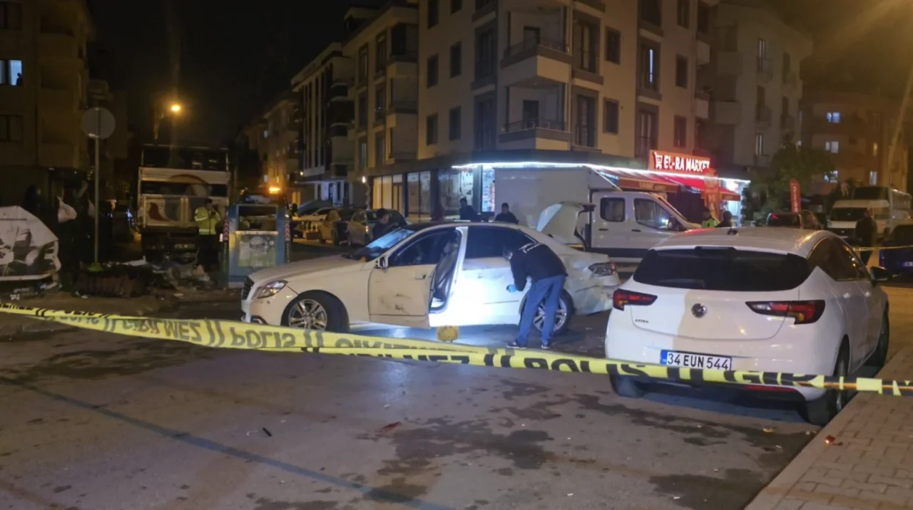 Sancaktepe'de iş yeri kurşunlandı: Otomobille kaçarken 2 araca çarptılar