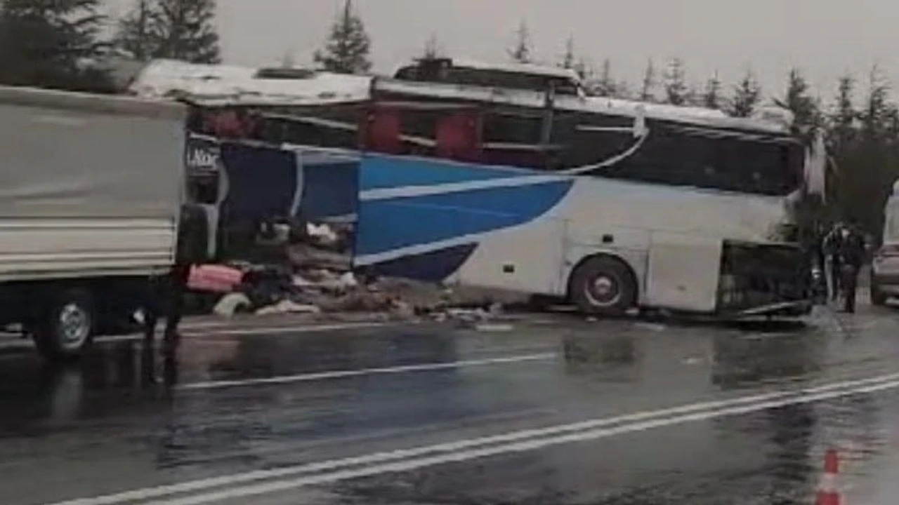 Eskişehir'de yolcu otobüsü devrildi! Ölü ve yaralılar var!