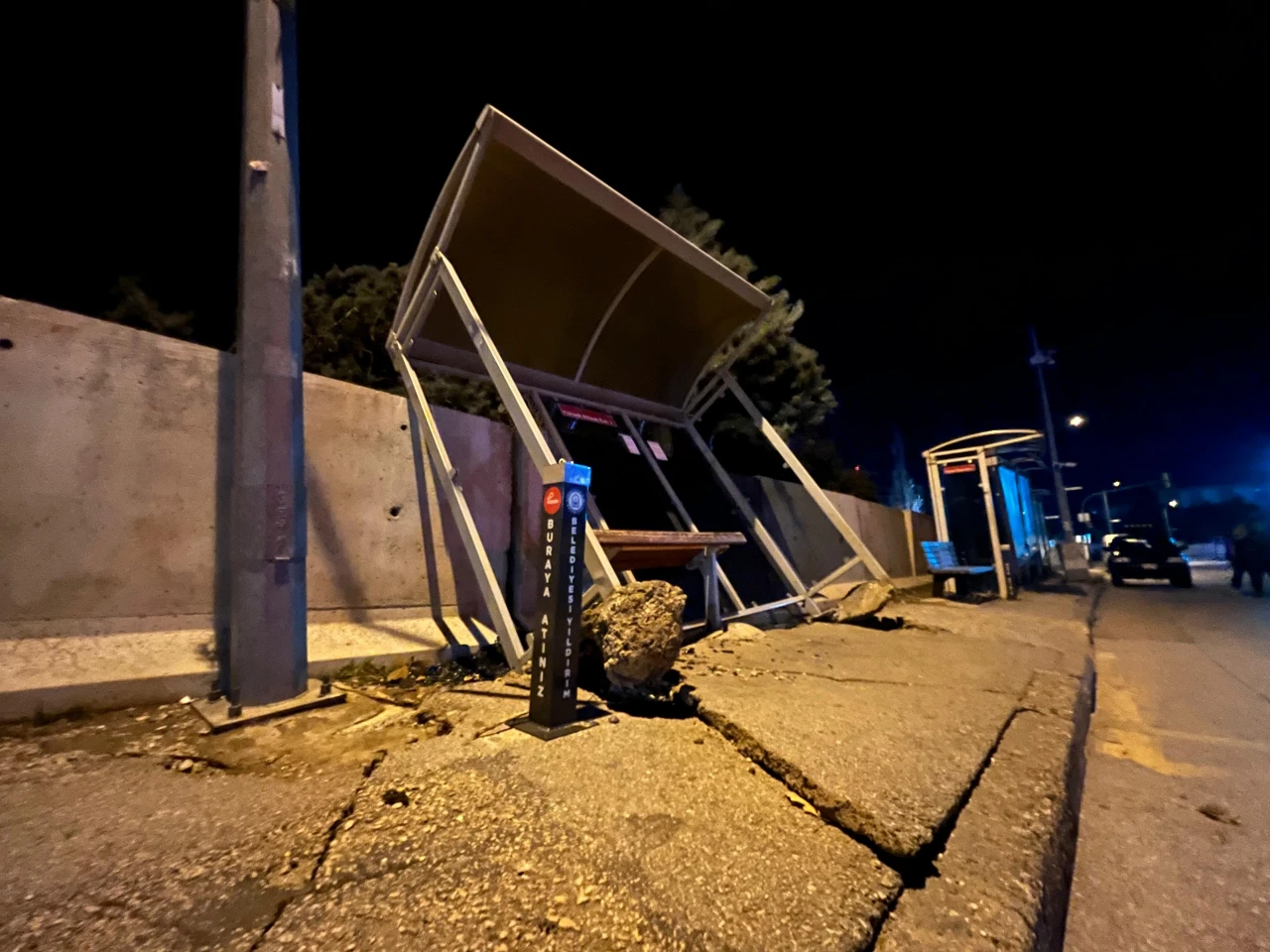 Bursa'da şiddetli lodosta ağaçlar devrildi, otobüs durağı yan yattı