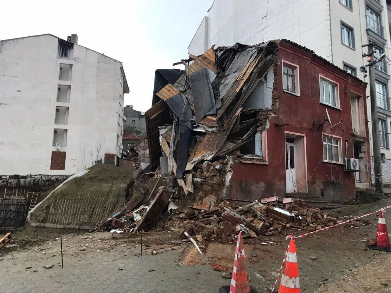 Çanakkale'de metruk binada çökme! Ekipler güvenlik önlemlerini artırdı