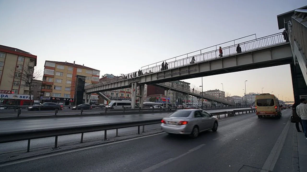 Üst geçit çalışması nedeniyle 90 gün boyunca yolda daraltma uygulanacak!