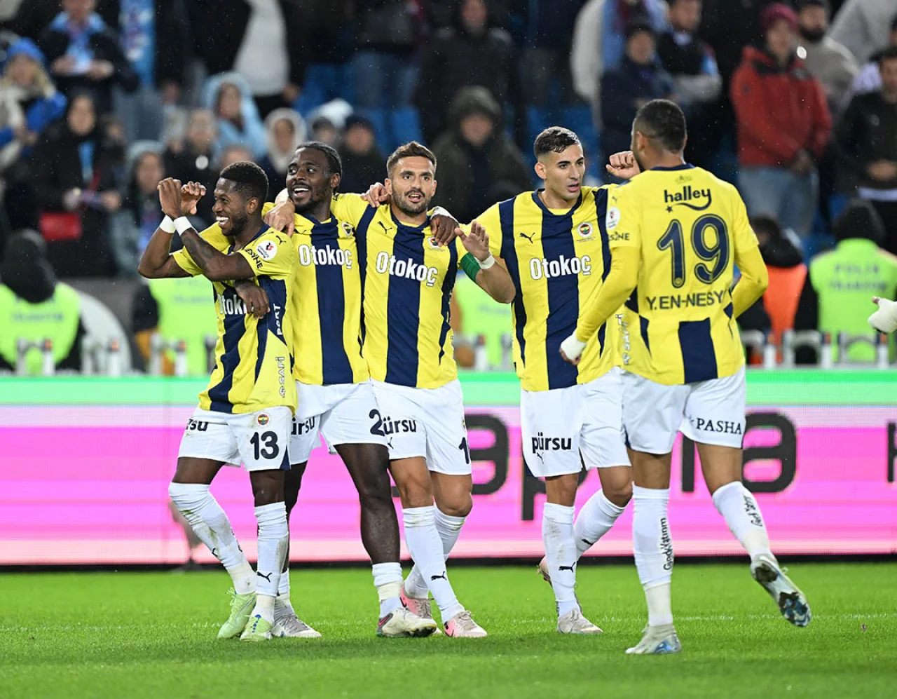 Fenerbahçe, Trabzonspor'u 3-2 mağlup etti