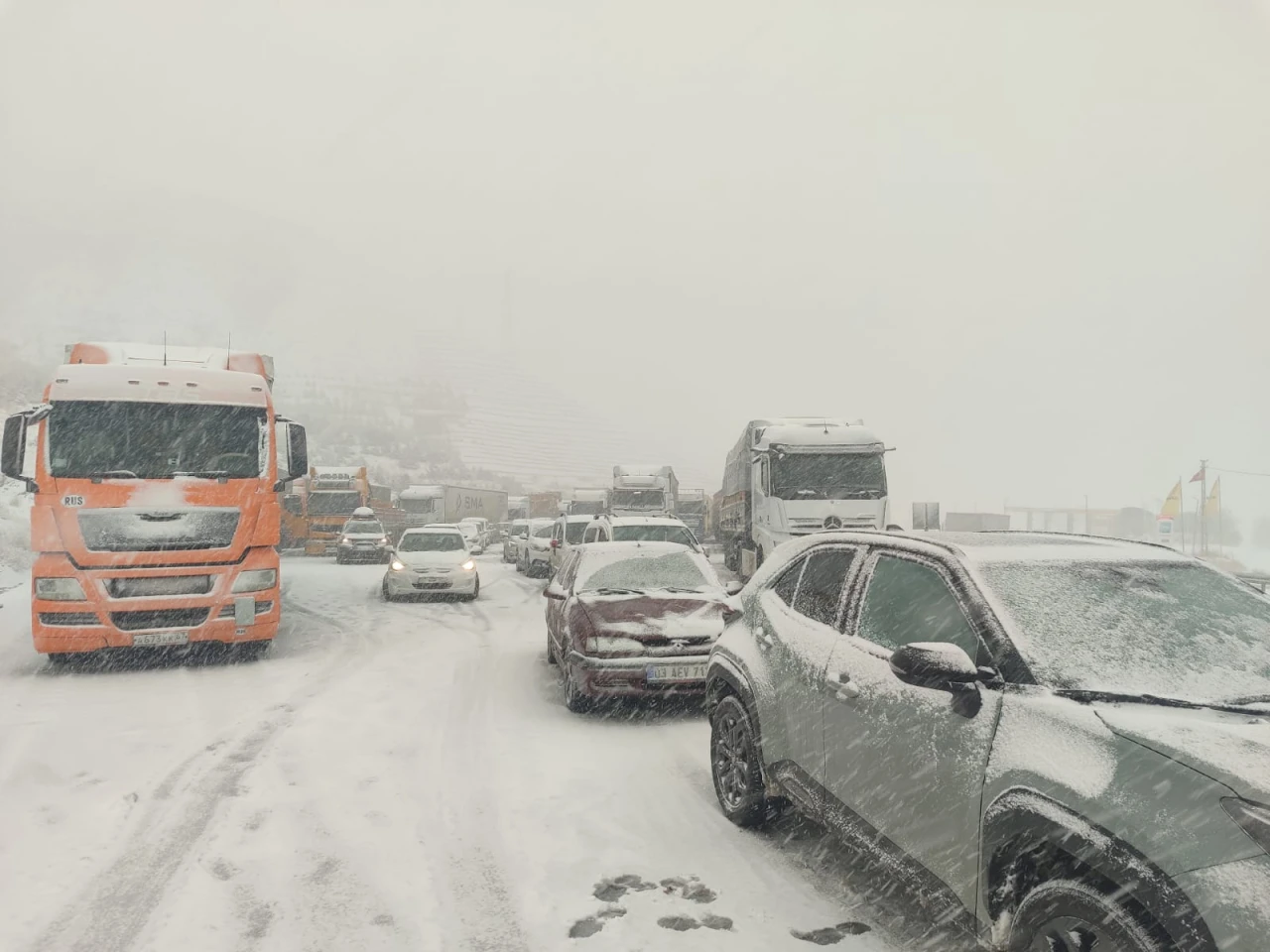 Erzincan-Sivas karayolunda kar yağışı ulaşımı aksattı!