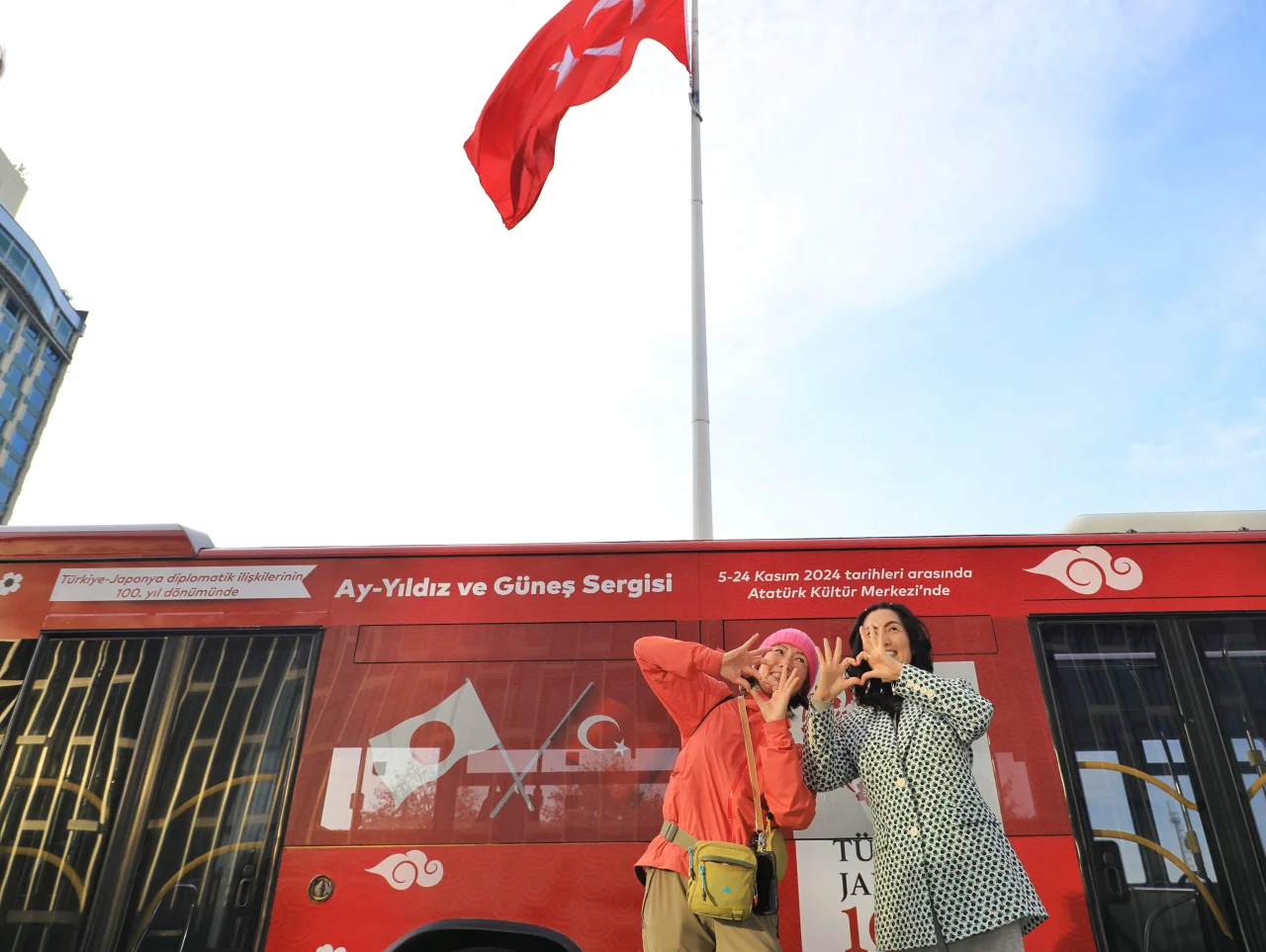 İETT'den Japonya-Türkiye 100.yıl dostluk otobüsü